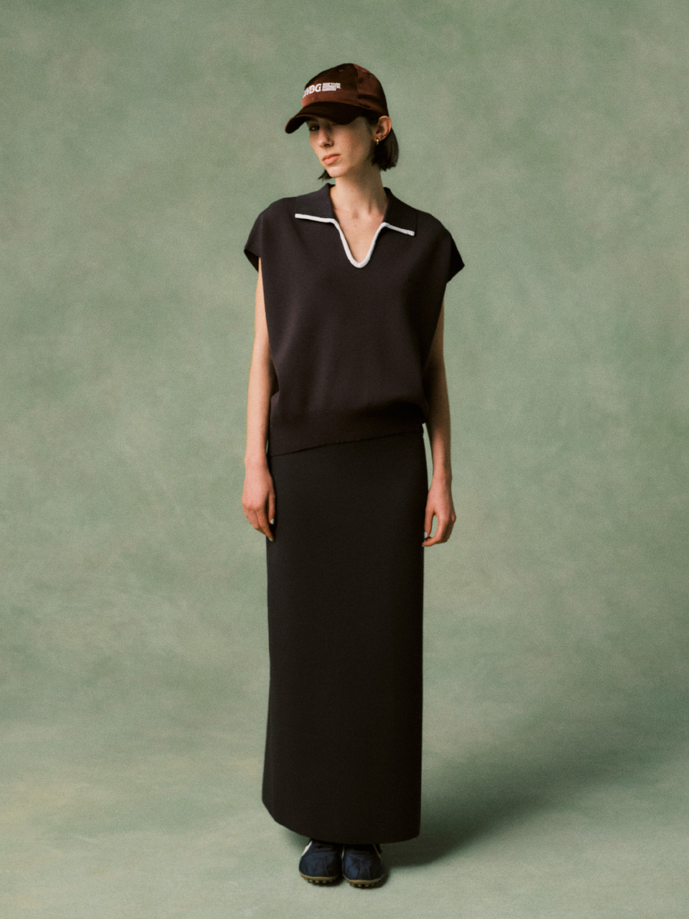 【UV＋Cool】ポロニット、【UV＋Cool】Iラインニットスカート、【emmi×NYBG】サテンロゴキャップ、W MOON SHOE OG SSを合わせたコーディネート01