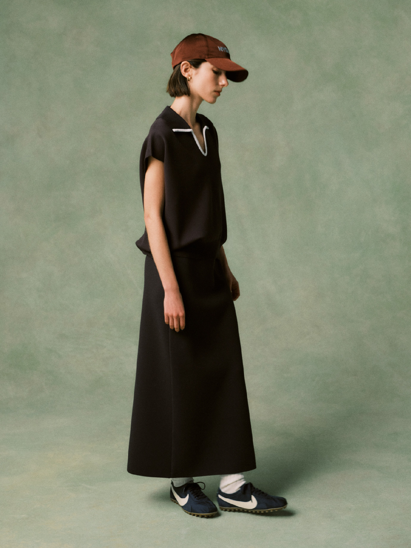 【UV＋Cool】ポロニット、【UV＋Cool】Iラインニットスカート、【emmi×NYBG】サテンロゴキャップ、W MOON SHOE OG SSを合わせたコーディネート02