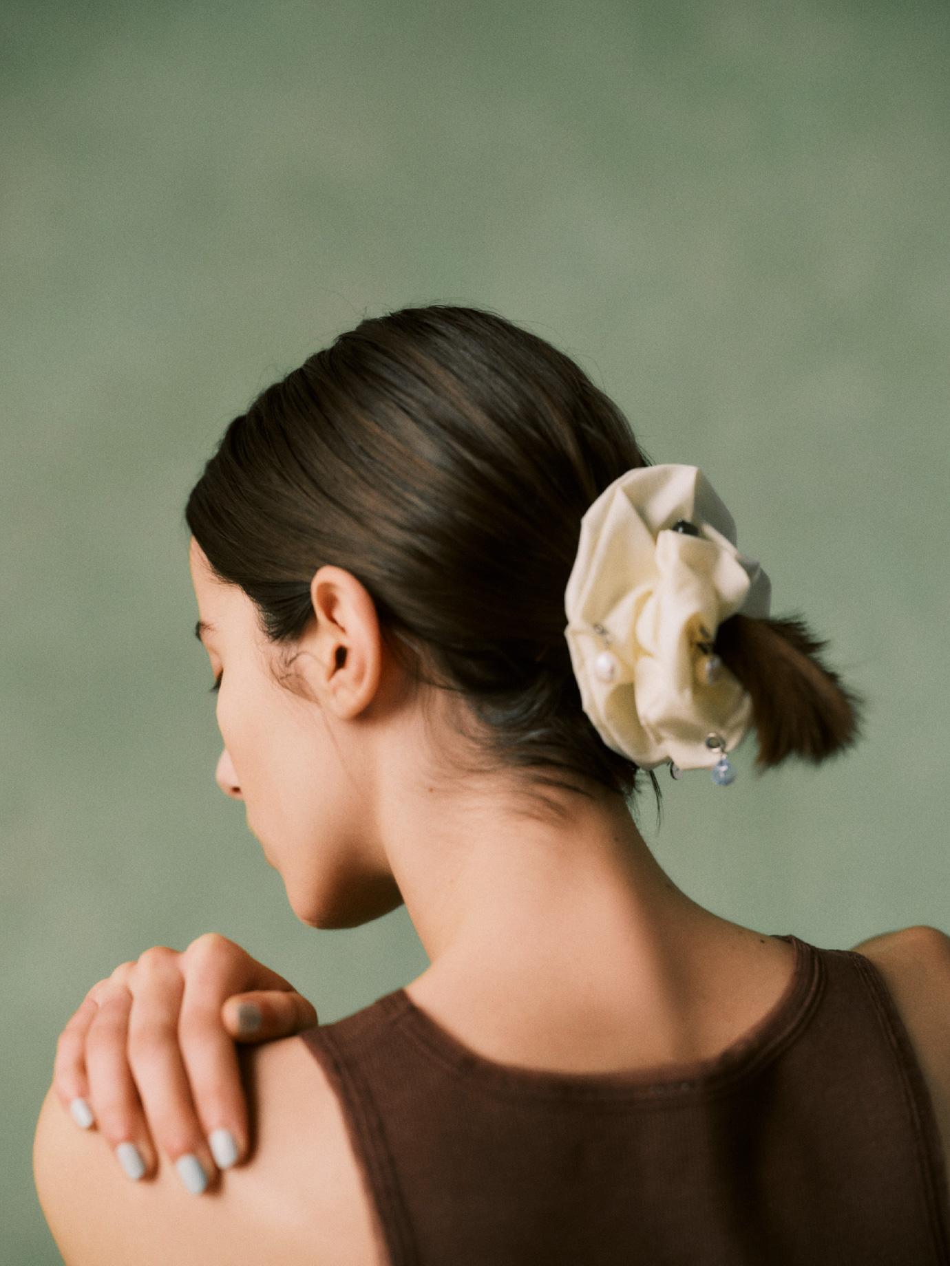 ミニチャームシュシュを着用したモデルの後ろ姿