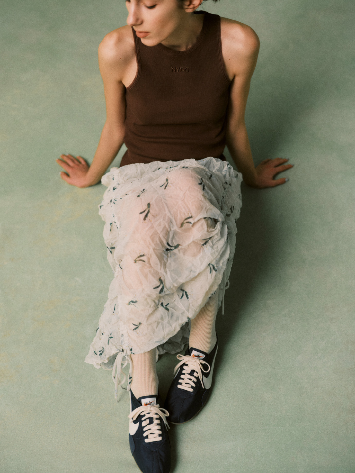 【emmi×NYBG】リブタンクトップ、【emmi×NYBG】ワッシャースカート、シアーハイソックス、W MOON SHOE OG SSを合わせたコーディネート