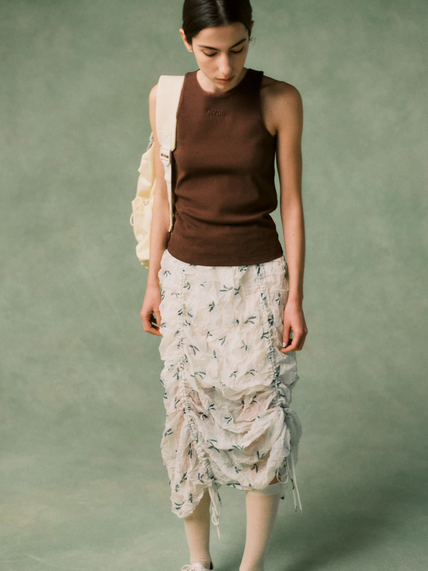 【emmi×NYBG】リブタンクトップ、【emmi×NYBG】ワッシャースカート、マルチユースバックパック/撥水、シアーハイソックス、W MOON SHOE OG SSを合わせたコーディネート02