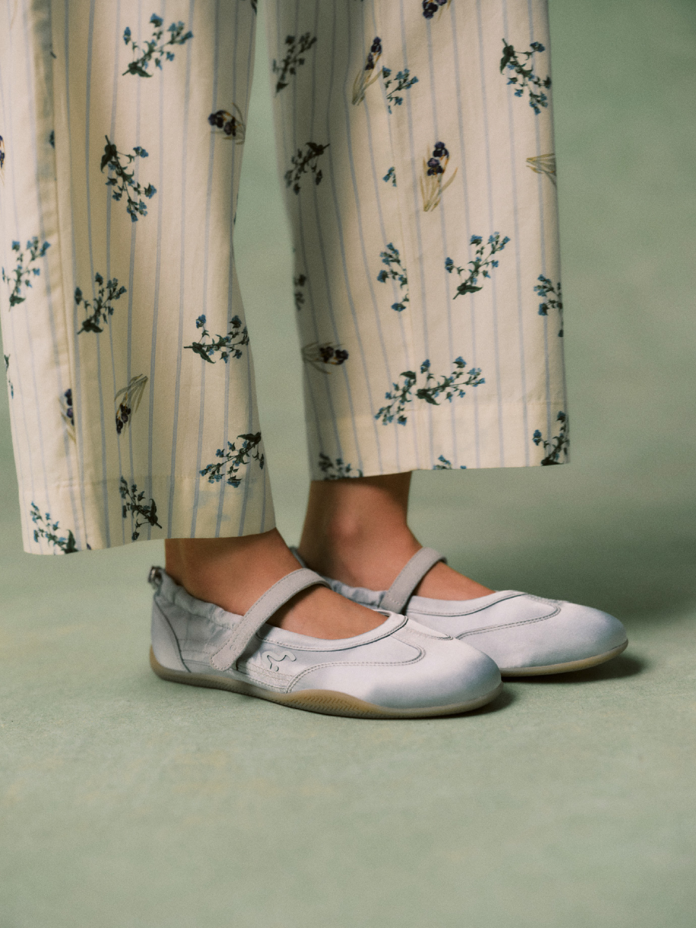 NYBGストライプリラックスパンツ、【em】サテンメリージェンスニーカーの着用イメージ