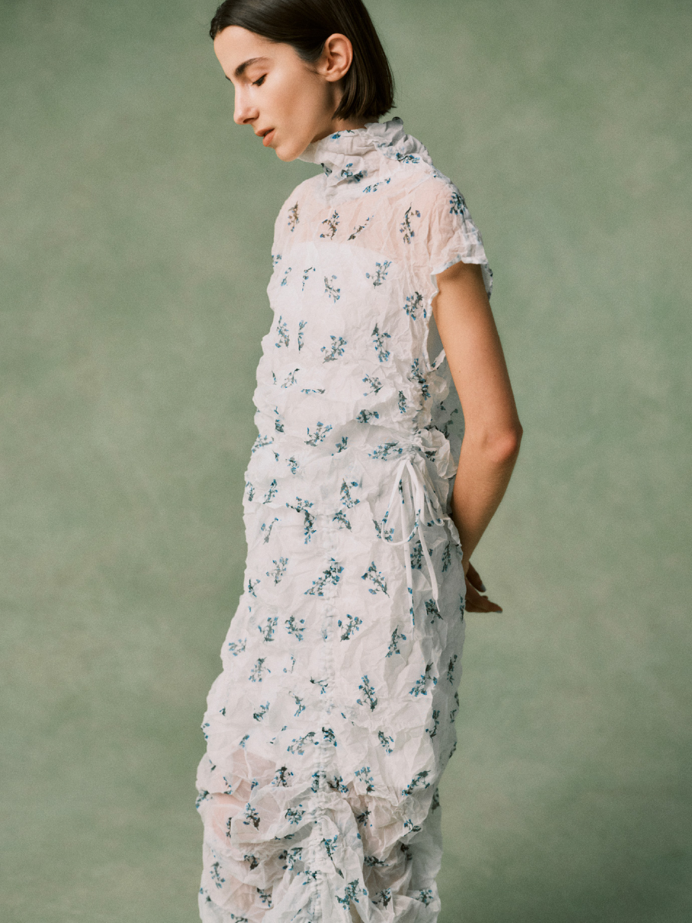 白色の【emmi×NYBG】ワッシャーブラウスと【emmi×NYBG】ワッシャースカートを着用したモデル画像