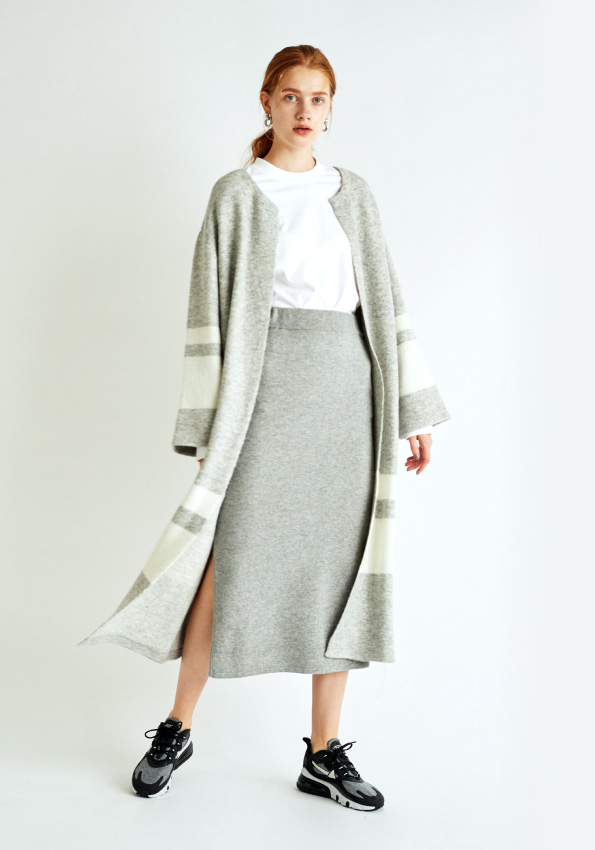 emmi atelier - 【新品タグ付き】 emmi atelier タスマニアウールVネックニット NEW-SEASONS WISHLIST 秋の始まりに欲しいのは、タスマニアウールと